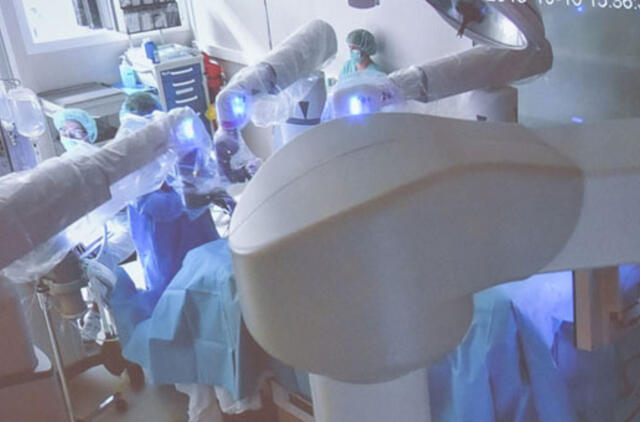 Operacijas atlieka roboto rankomis