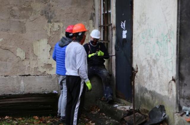 Prie stoties - aistros dėl griaunamų sandėliukų