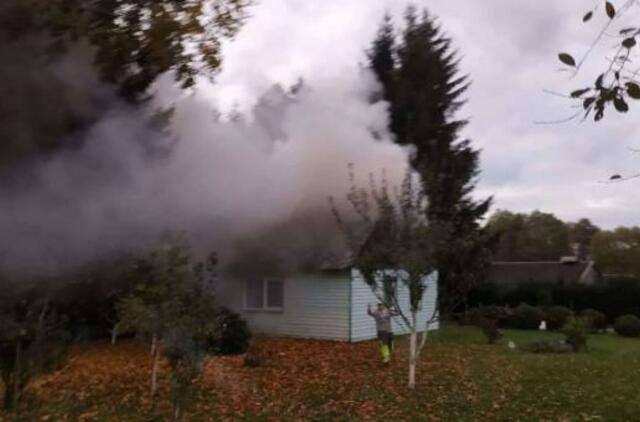 Šilutėje ugniagesiams teko spjauti į degančius namus – reikėjo skubiai gaivinti savižudį