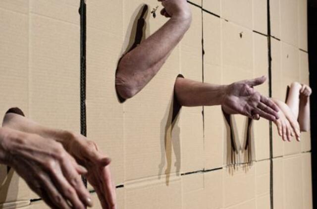 Teatre - spektaklis apie girdinčiųjų ir kurčiųjų pasaulius