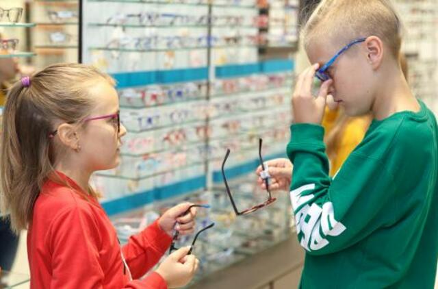 60 proc. lietuvių mano, jog vaikai patiria patyčias dėl nešiojamų akinių