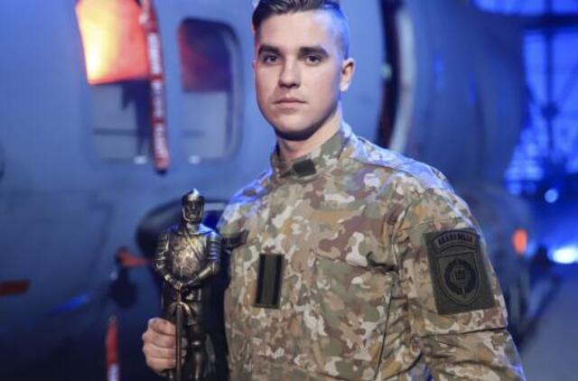 Bronzinė kario statulėlė už ypatingą drąsą įteikta būsimam karininkui