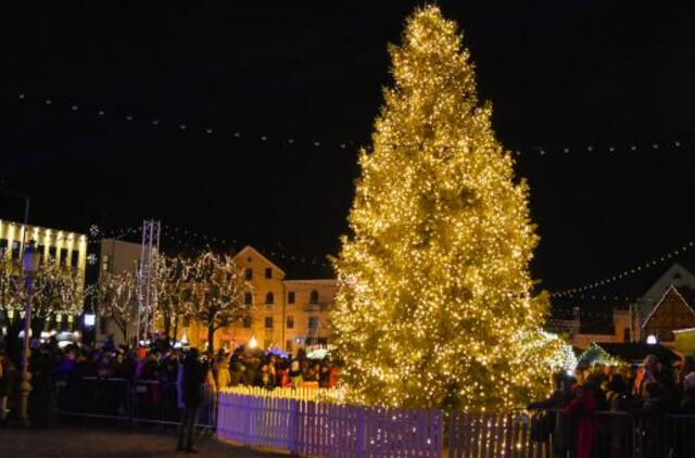 Įžiebta Klaipėdos kalėdinė eglė: laukia daug kitų šventinių renginių