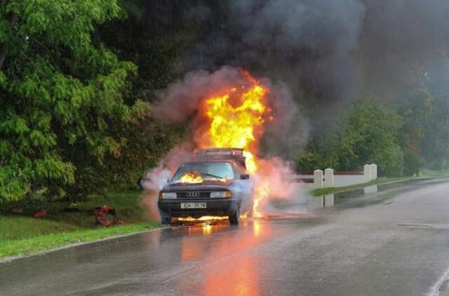 užsidegė automobilis