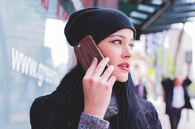 Lietuvos žmonės pėsčiųjų perėjose telefonais nebekalba, estai rizikuoja labiausiai