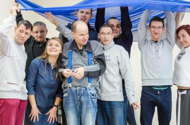Profesionalūs ir neįgalūs aktoriai suvienyti bendram projektui: paruošė spektaklį vaikams