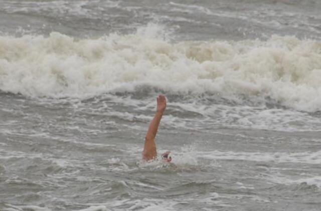 Sekmadienį jūroje vos nenuskendo trys žvejai