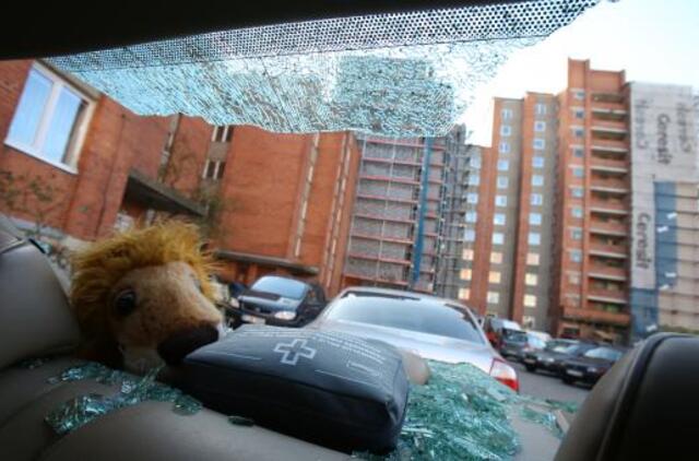 Vandalai daužo mašinų stiklus, laužo valytuvus