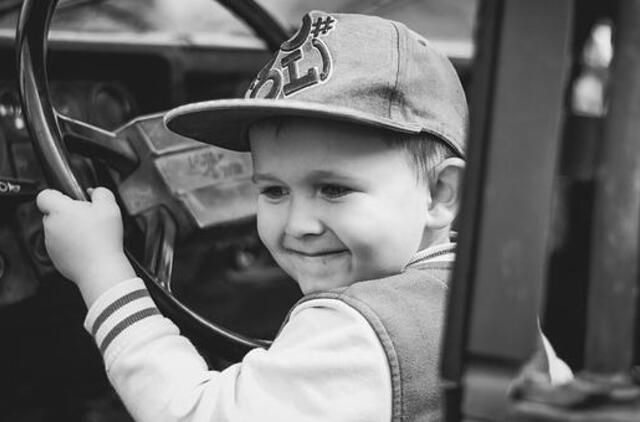 Devynmetis įkliuvo vairuojantis automobilį