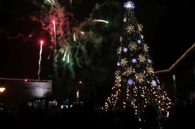 Gargžduose įžiebta auksu tviskanti Kalėdų eglė