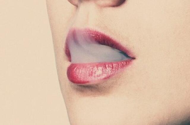 Merginos linksminosi galimai rūkydamos marihuaną