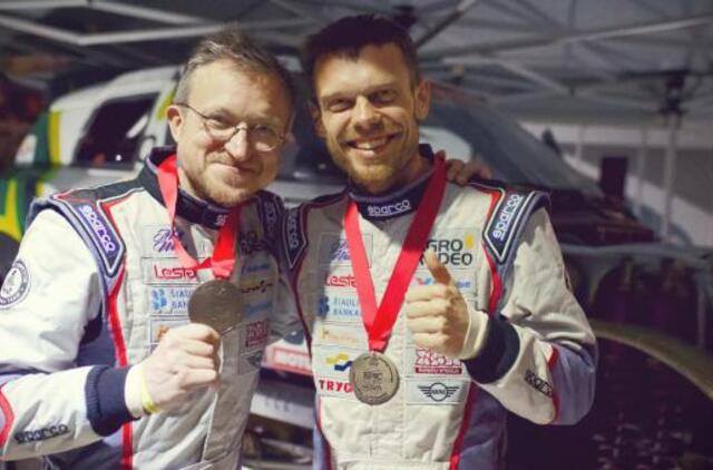 Dakaro organizatoriai „Agrorodeo“ komandai įteikė medalius už pagalbą varžovui