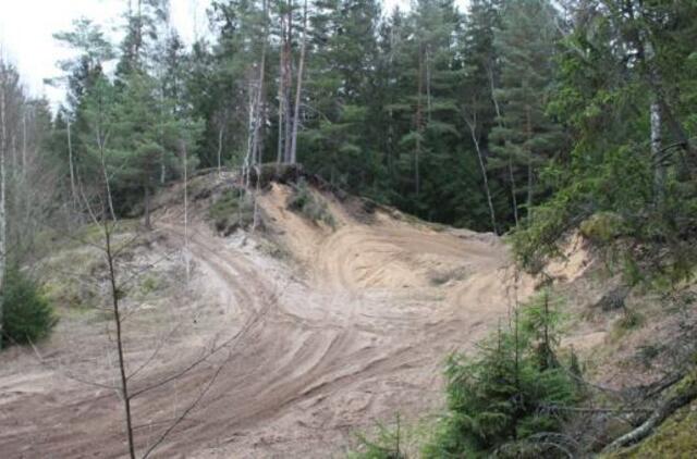 Gelbėdami pajūrį teršalus laidojo Laukžemės miške