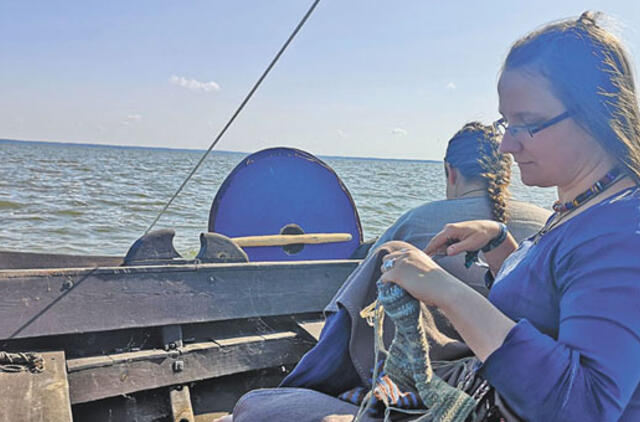 Ir kojines, ir megztinį numezga su adata