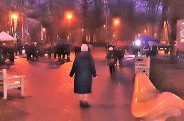 Klaipėdos parke sustingo laikas – žmonės prisiminė skulptūrų prislėgtus mirusiuosius