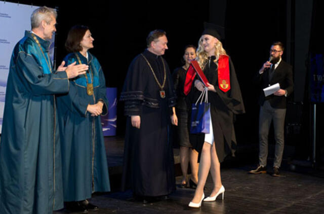 Klaipėdos universiteto absolventai atsiėmė diplomus