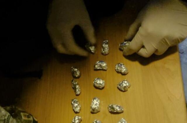 Nepilnametis įkliuvo su galimai narkotinėmis medžiagomis