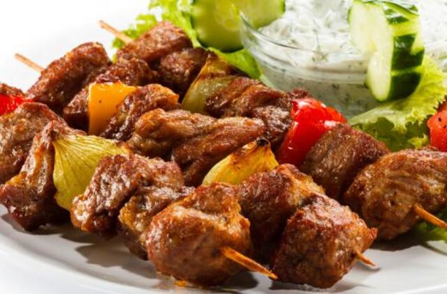 Pasiilgusiems vasaros: šašlykai orkaitėje – misija įmanoma