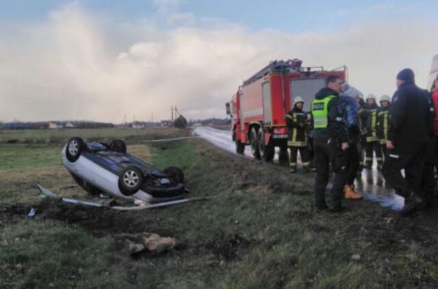 Šilutės rajone vertėsi jaunos merginos vairuojama „Audi“: sužalota keleivė