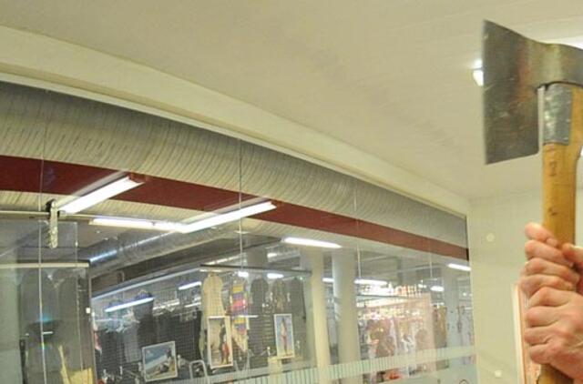 Sugyventinei - kirviu per galvą