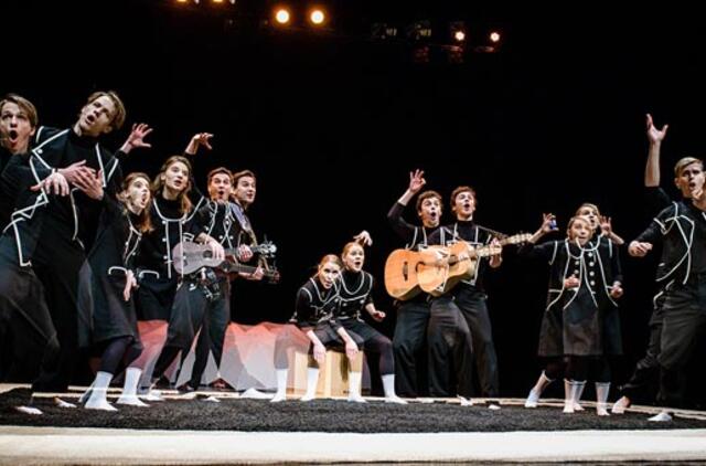 Keistuolių teatro spektaklis „HOP!” šuoliuoja per netikėtas Donaldo Bisseto istorijas tiesiai į Klaipėdos dramos teatro sceną