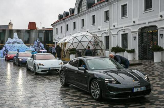 Lietuvoje įspūdingai pasitinkamas elektromobilis „Porsche Taycan“