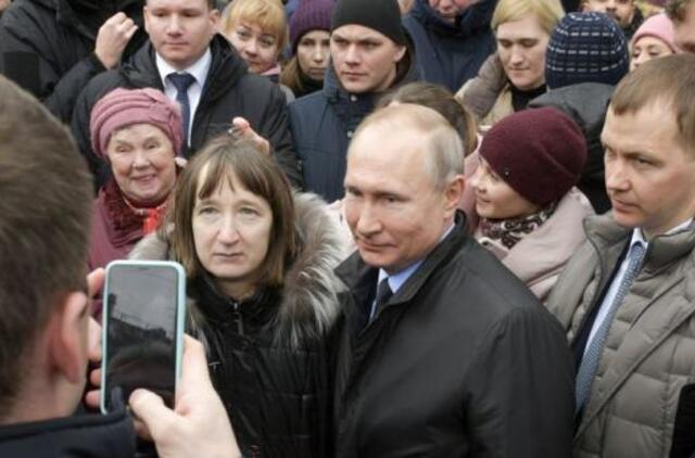 Per vizitą Sankt Peterburge V. Putinas sulaukė nepatogių klausimų