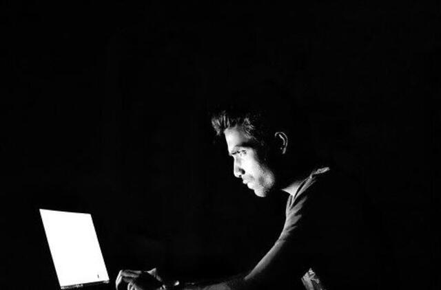 Socialiniuose tinkluose knibžda prisipažįstančių meilėje sukčių