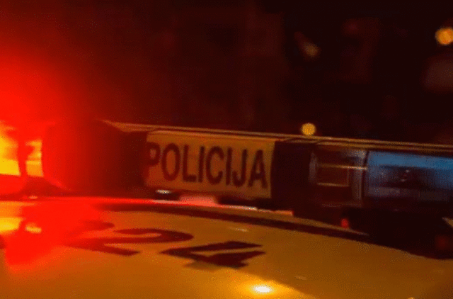 Suvestinė: pradurtos padangos, lankstinukas, girtas prie vairo