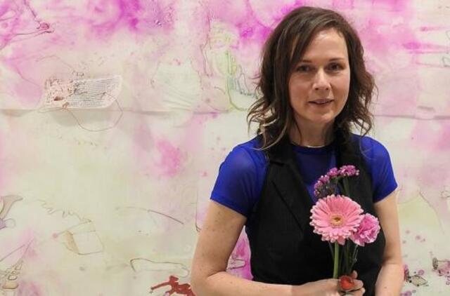 Tapytojos Ievos Martinaitytės parodoje - svaigūs galaktikų blyksniai ir nekaltų žvėrelių iškamšos