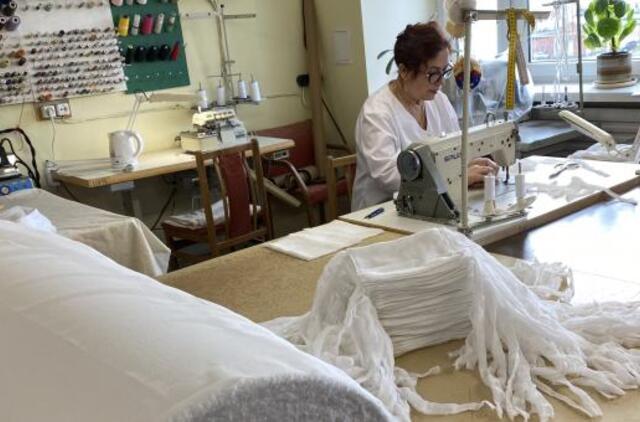 Jūrininkų ligoninės siuvėjos siuva daugkartines marlines kaukes