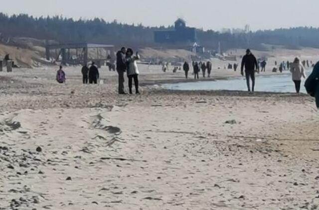 Karantinas nė motais: Klaipėdoje būrys žmonių nusprendė pasimėgauti pavasariu