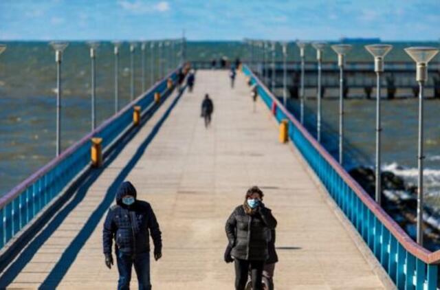 Karantinas Palangoje: ištuštėjusi pagrindinė miesto gatvė, uždaryti viešbučiai ir prisipildę parkai