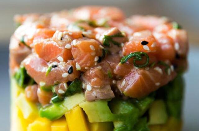 Lašišos tartaras su avokadu ir mangu