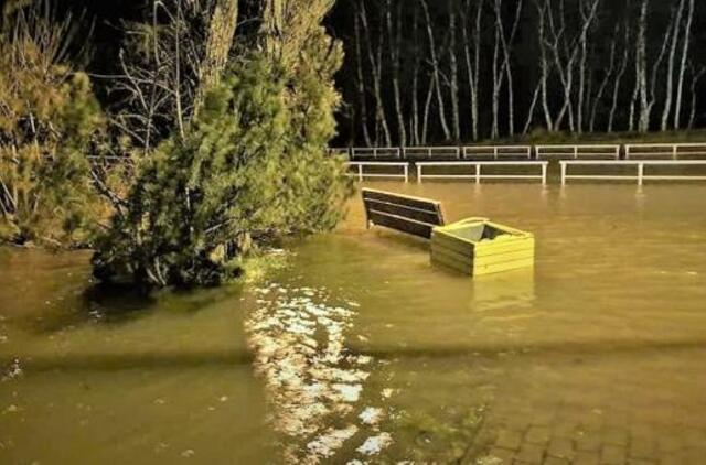 Pajūris tvarkosi po audringos nakties: lūžo medžiai, nuplėšti stogai, apgadintas turtas