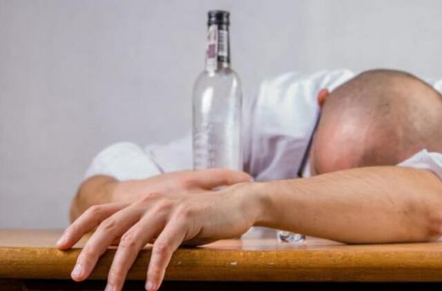 Patarimai kaip teikti pirmąją pagalbą apsinuodijusiajam alkoholiu