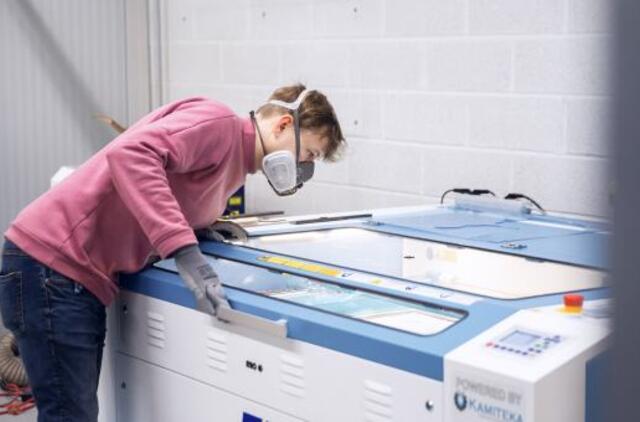 Prieš koronavirusą vienijasi Lietuvos meikeriai: apsauginių skydelių medikams gamybai ieško papildomų žaliavų