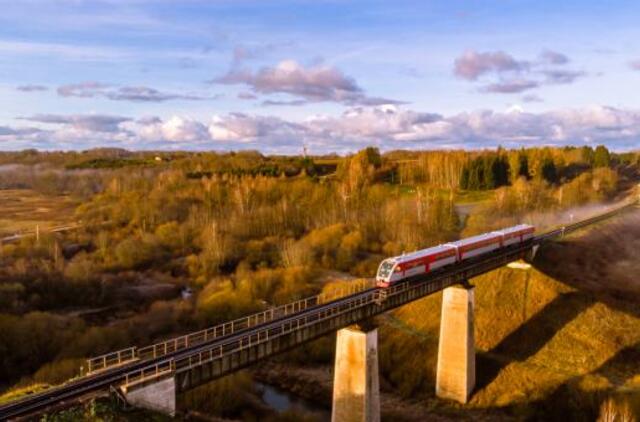 Traukinių eismas šalyje vyksta įprasta tvarka, įvedamos naujos prevencinės priemonės