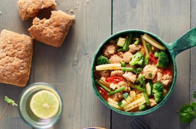 Sojų kubelių troškinys su cukinijomis ir šparaginėmis pupelėmis