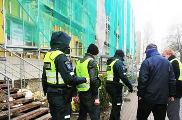 Daugiabutį užliejusius darbininkus nuo stogo nukrapštė policija