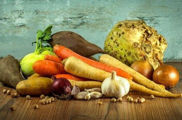 Dezinfekcijos specialistus stebina daugiabučių laiptinėse laikomi maisto produktai