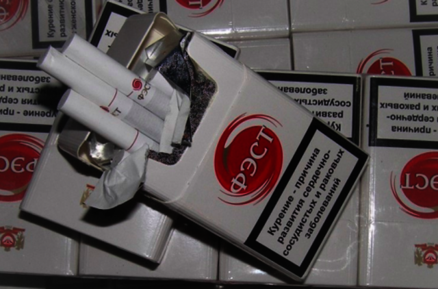 Garažuose Klaipėdoje pasieniečiai aptiko beveik 4800 pakelių cigarečių