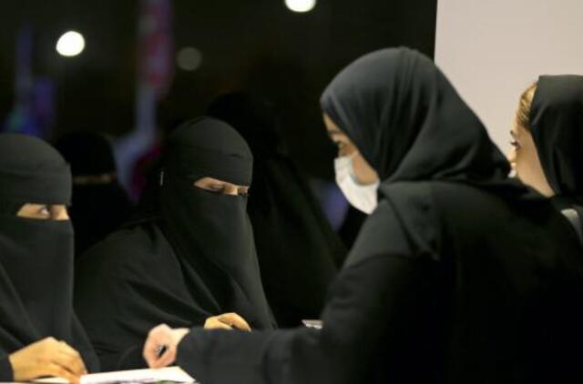 Koronakrizės metu Saudo Arabijos moterys atleidžiamos nuo santuokinės pareigos