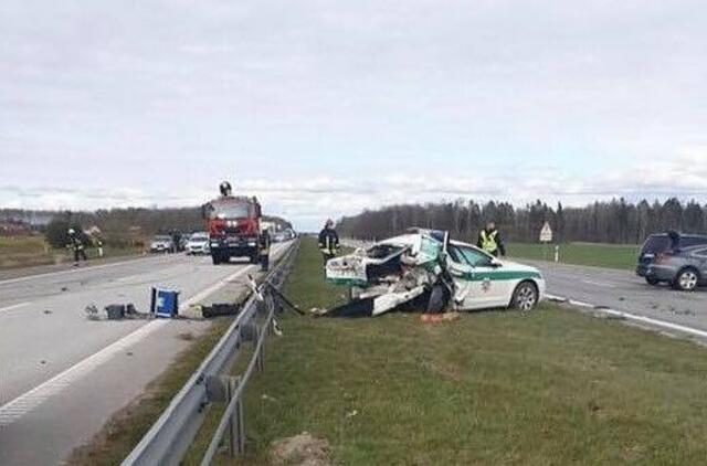 Po avarijos automagistralėje Kaunas–Klaipėda – policijos paaiškinimas apie kelyje paliktą tarnybinį automobilį