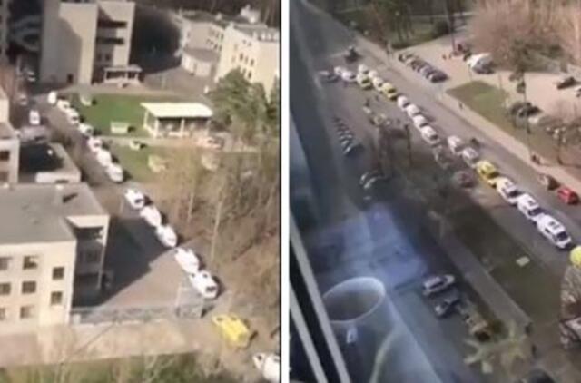 Prie Maskvos ligoninių driekiasi greitosios pagalbos automobilių eilės: nieko panašaus nebuvo matę