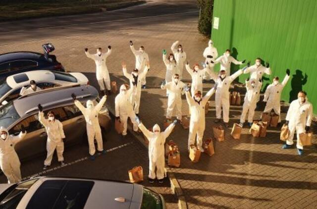 SBA darbuotojai nupirko ir išdalijo per 1000 maisto krepšelių senoliams