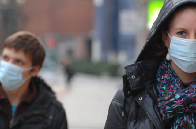 Specialistai: toks kaukės dėvėjimas tik padidina riziką susirgti