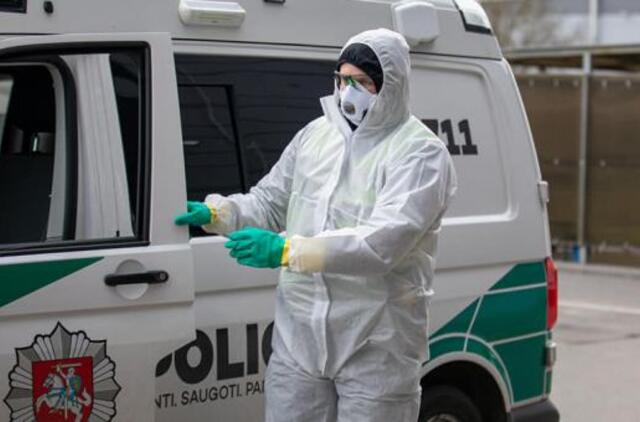 Žinodama, kad serga, vis vien išeina iš namų