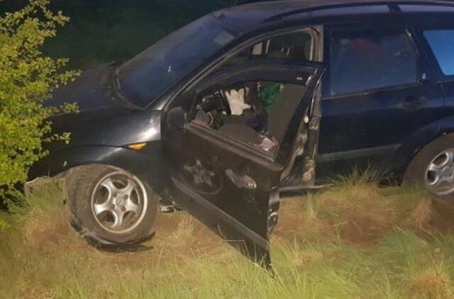 Nuo pareigūnų sprukęs neblaivus vairuotojas kelionę baigė laukuose
