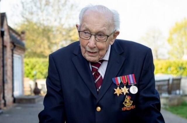 Pandemijos „herojaus“ britų veterano 100-ojo gimtadienio proga surengtas aviacijos paradas